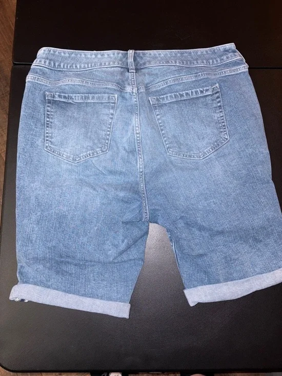 #T958 - Torrid Bermuda Mid-Rise Vintage stretch Distressed Denim Shorts - 14 - Picture 3 of 6